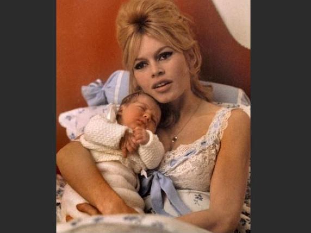 Bardot e quel figlio mai amato: l'attrice definì Nicolas Charrier «un tumore. Avrei preferito partorire un cagnolino»