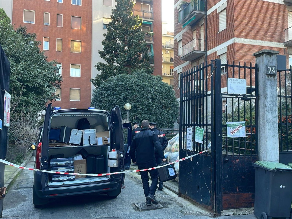 giovane donna trovata morta in un cortile a milano semi svestita e senza documenti