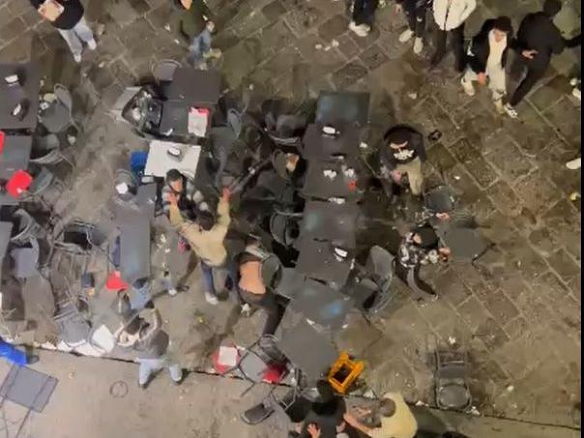 Firenze, rissa a colpi di seggiole e tavolini in piazza Duomo nella notte di Capodanno. I gestori della pizzeria: «Hanno distrutto tutto»