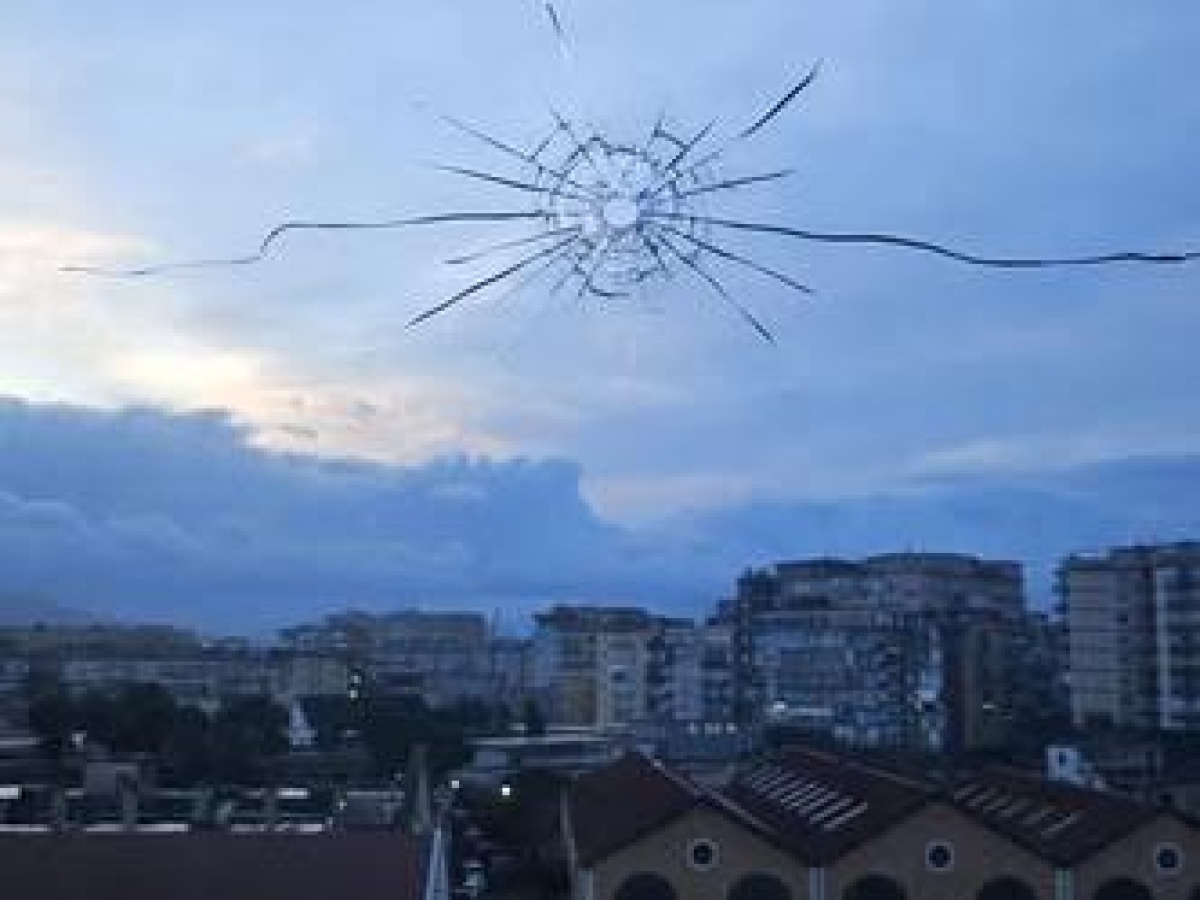 Napoli, a Capodanno esplosi proiettili da soft air contro la sede dell'Eav: danni alle finestre, indaga la polizia