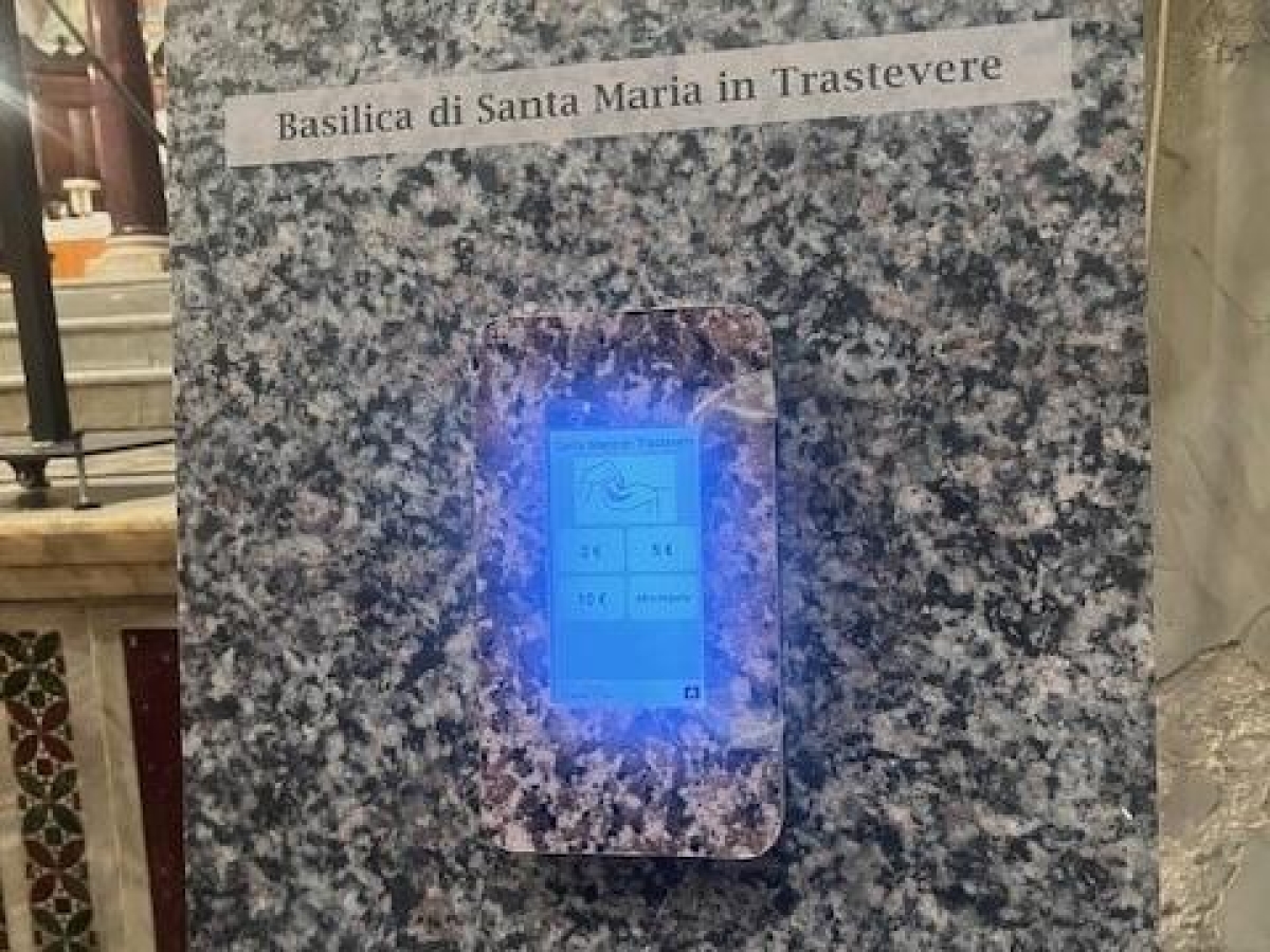 Roma, a Santa Maria in Trastevere addio monetine: le donazioni si fanno con il pos. Il totem per pagare ai piedi dell'altare