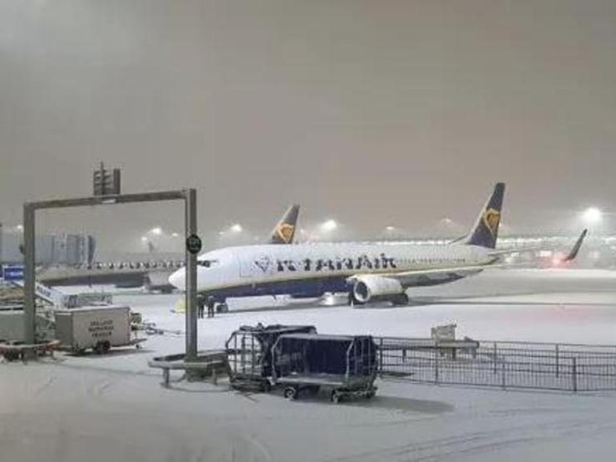 Volo Ryanair Berlino-Roma, l'odissea di 190 passeggeri bloccati in Germania per il maltempo: «Quattro ore chiusi in aereo»