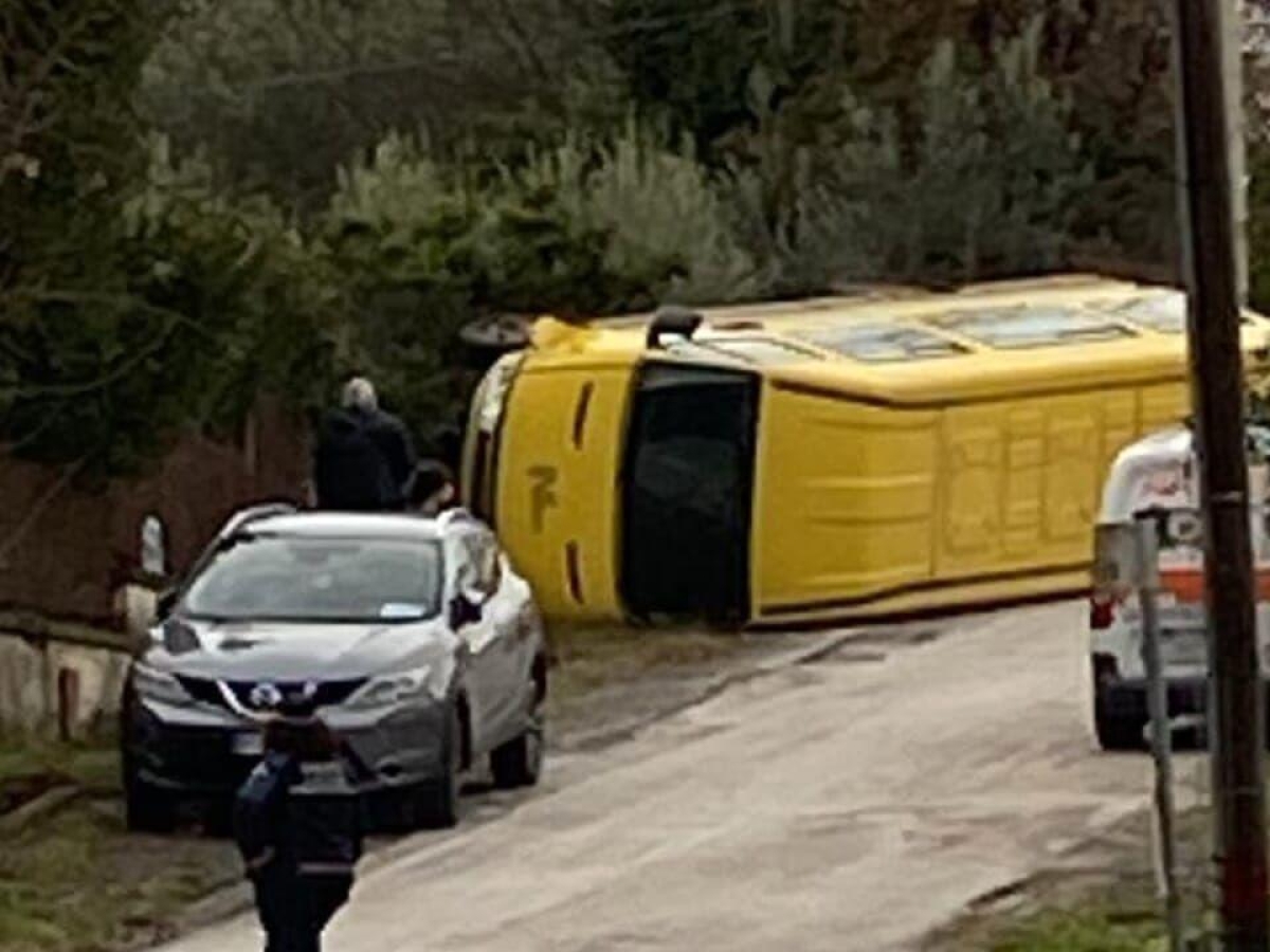 Frosinone, scuolabus si ribalta a Cervaro: feriti un bambino e l'autista