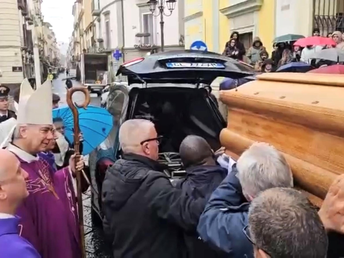 Caserta, l'addio al vescovo emerito sulle note di Bella ciao e le polemiche. «Aveva chiesto lui di cantarla»