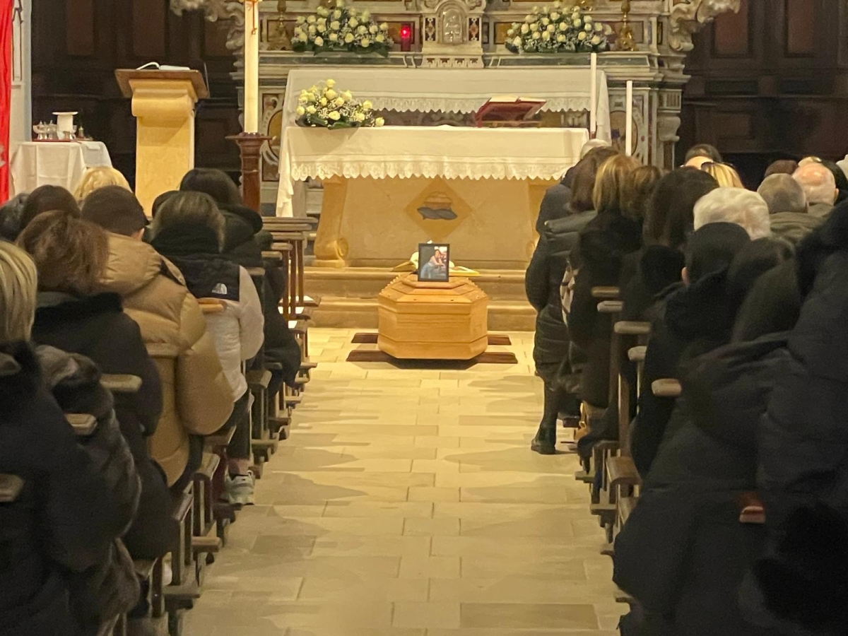 Aurora Livoli, i funerali: Monte San Biagio abbraccia per l'ultima volta la 19enne uccisa a Milano