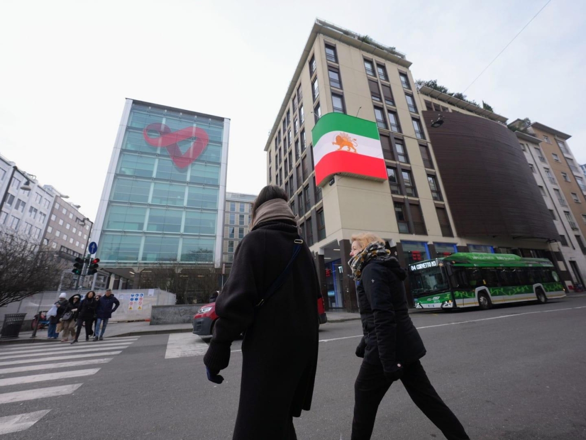 Milano, in largo La Foppa compare la bandiera «ribelle» dell'Iran: la solidarietà ai manifestanti anti-regime