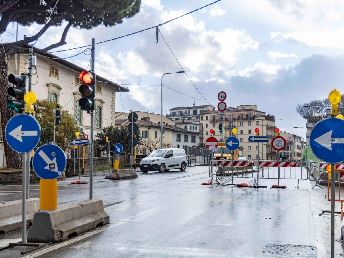 Viabilità a Firenze, ponte al Pino chiuso da lunedì notte. Gli autisti: «Un’Odissea nel traffico»