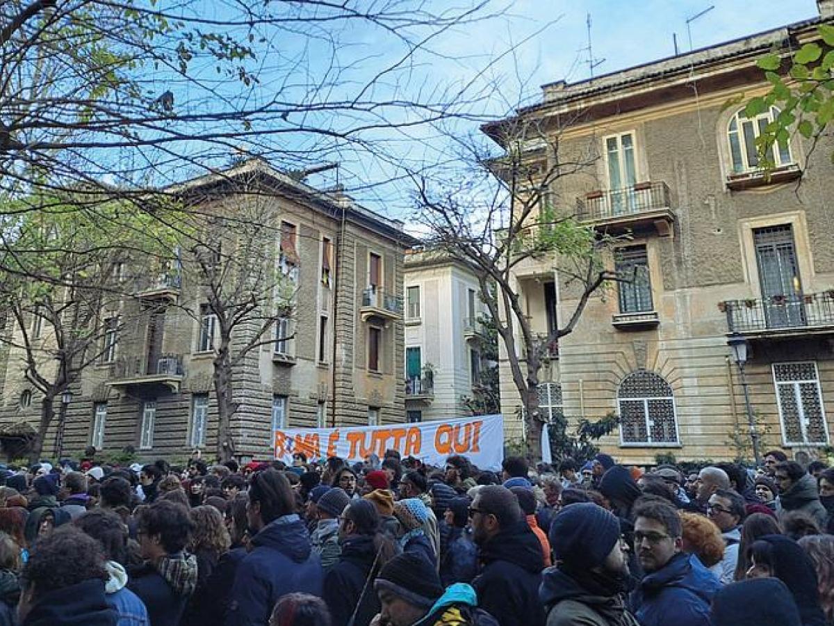 Roma, rischio sgombero per lo Spin Time. Gli occupanti: «Adesso catena umana, ci difenderemo a oltranza»