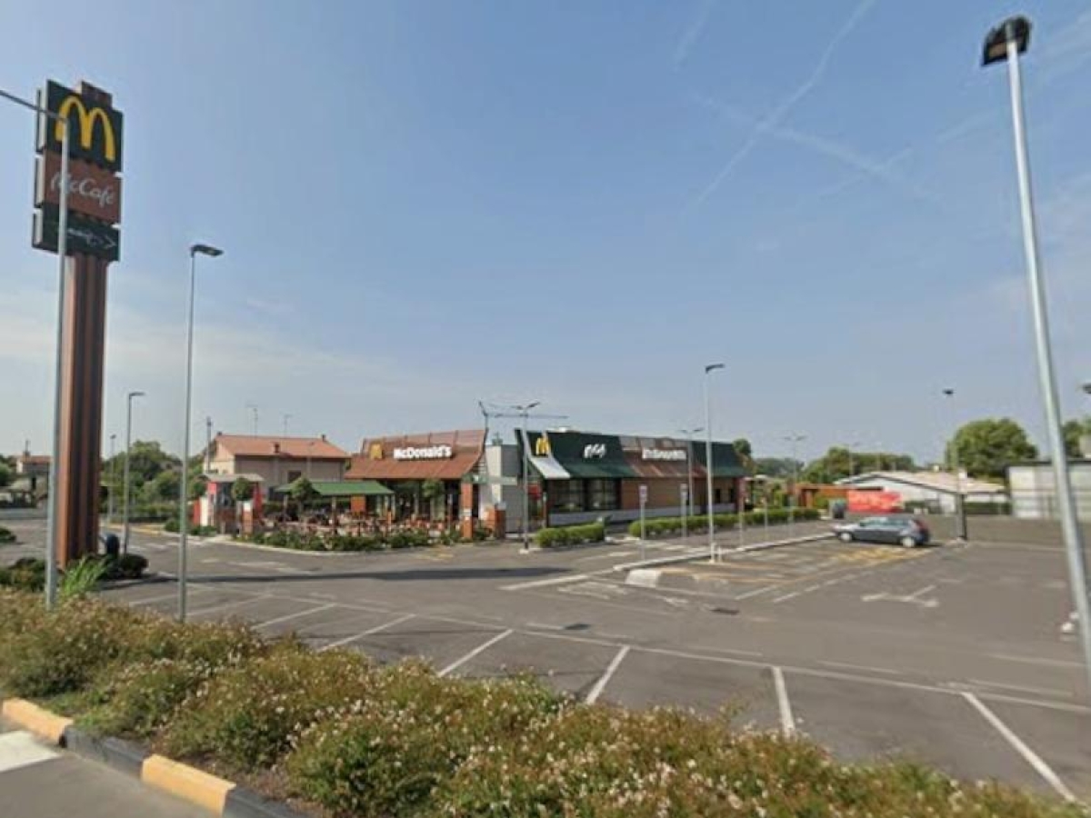Due ragazzi al Mc Donald's di Asola aggrediti da un minorenne armato di baionetta: feriti