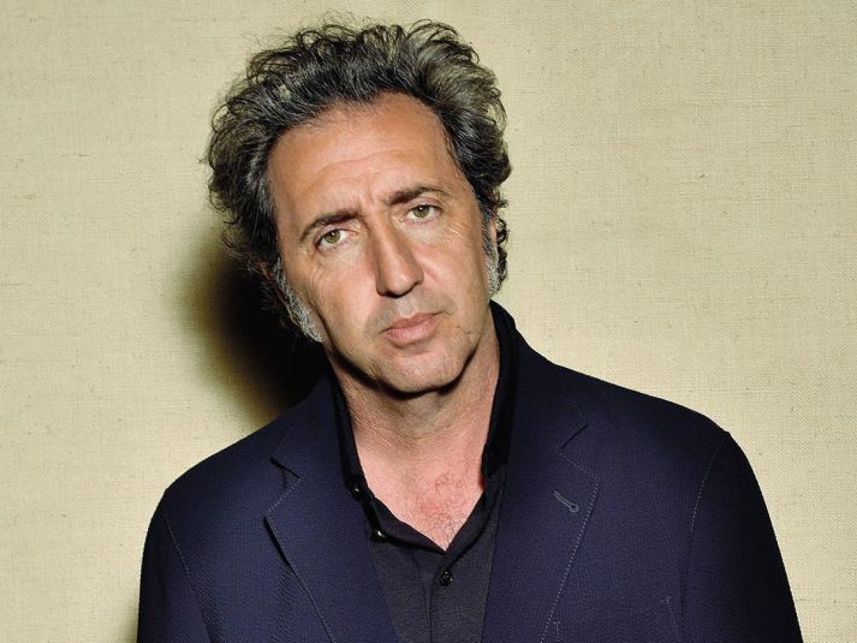 Paolo Sorrentino è diventato nonno. In «Call my agent» dissacrava gli incontri scuola-genitori: «Chiederò scusa, per il mio nipotino pronto a tutto»