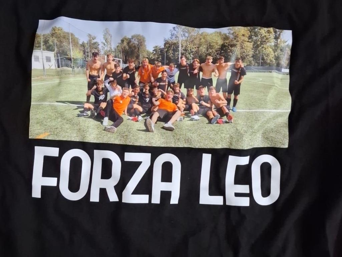 Milano, il tifo dei compagni di squadra per Leo e Kean: Scarioni in campo con le maglie dedicate. I ragazzi del Virgilio migliorano