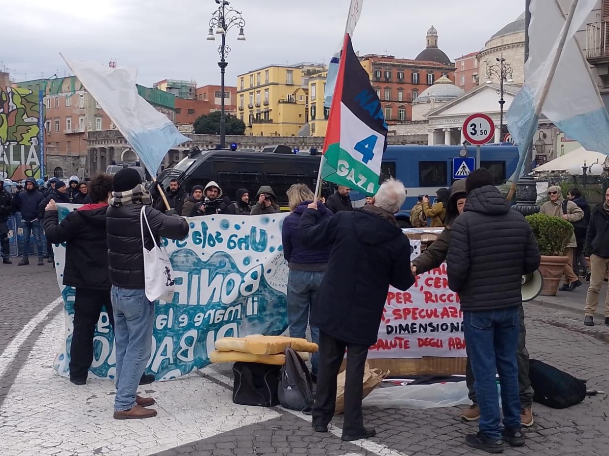America's Cup, prima regata il 10 luglio 2027. Nel giorno della presentazione il sit-in degli ambientalisti: bonifiche a Bagnoli truffa alla città