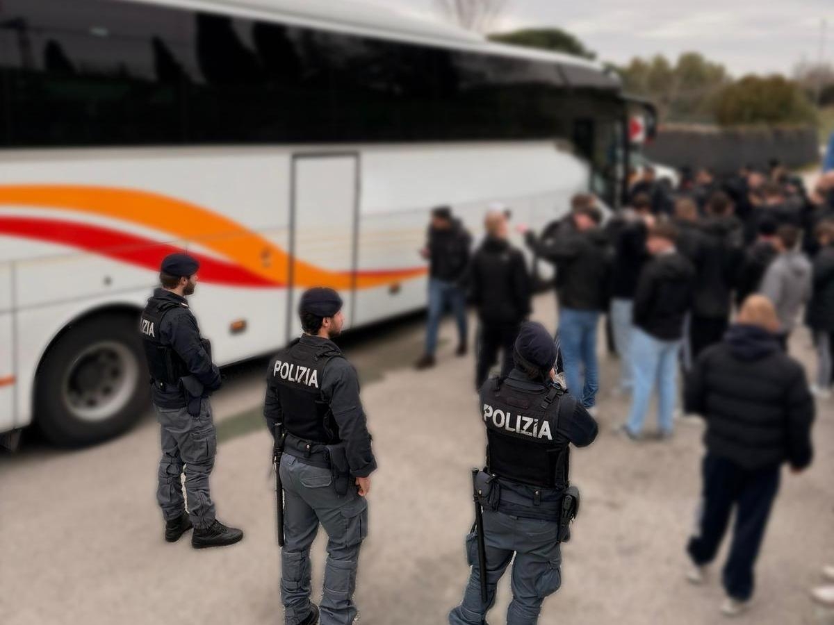 Europa League, allarme per Roma-Stoccarda: ultrà tedeschi bloccati sul pullman alle porte della Capitale con aste e bottiglie