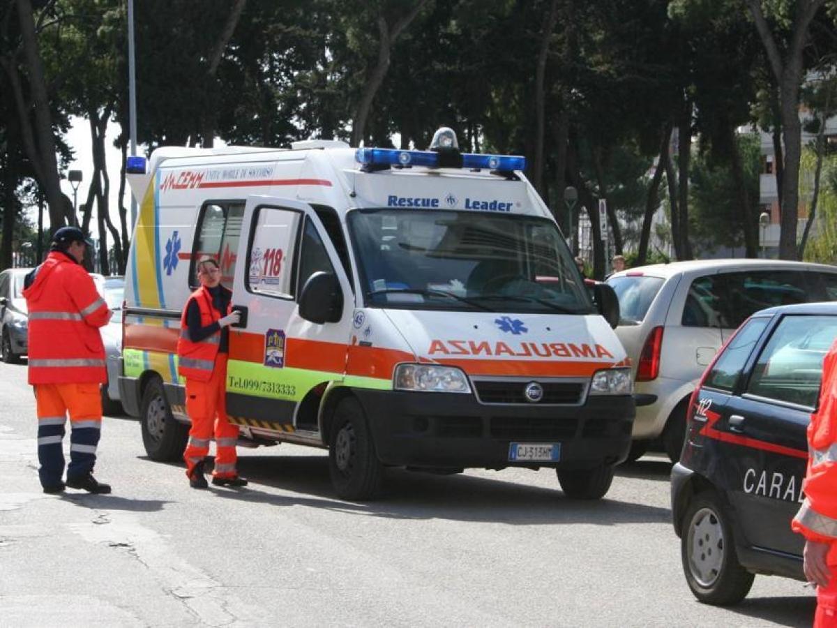 Incidente a Gaggiano, ciclista milanese di 65 anni muore travolto dal rimorchio di un tir