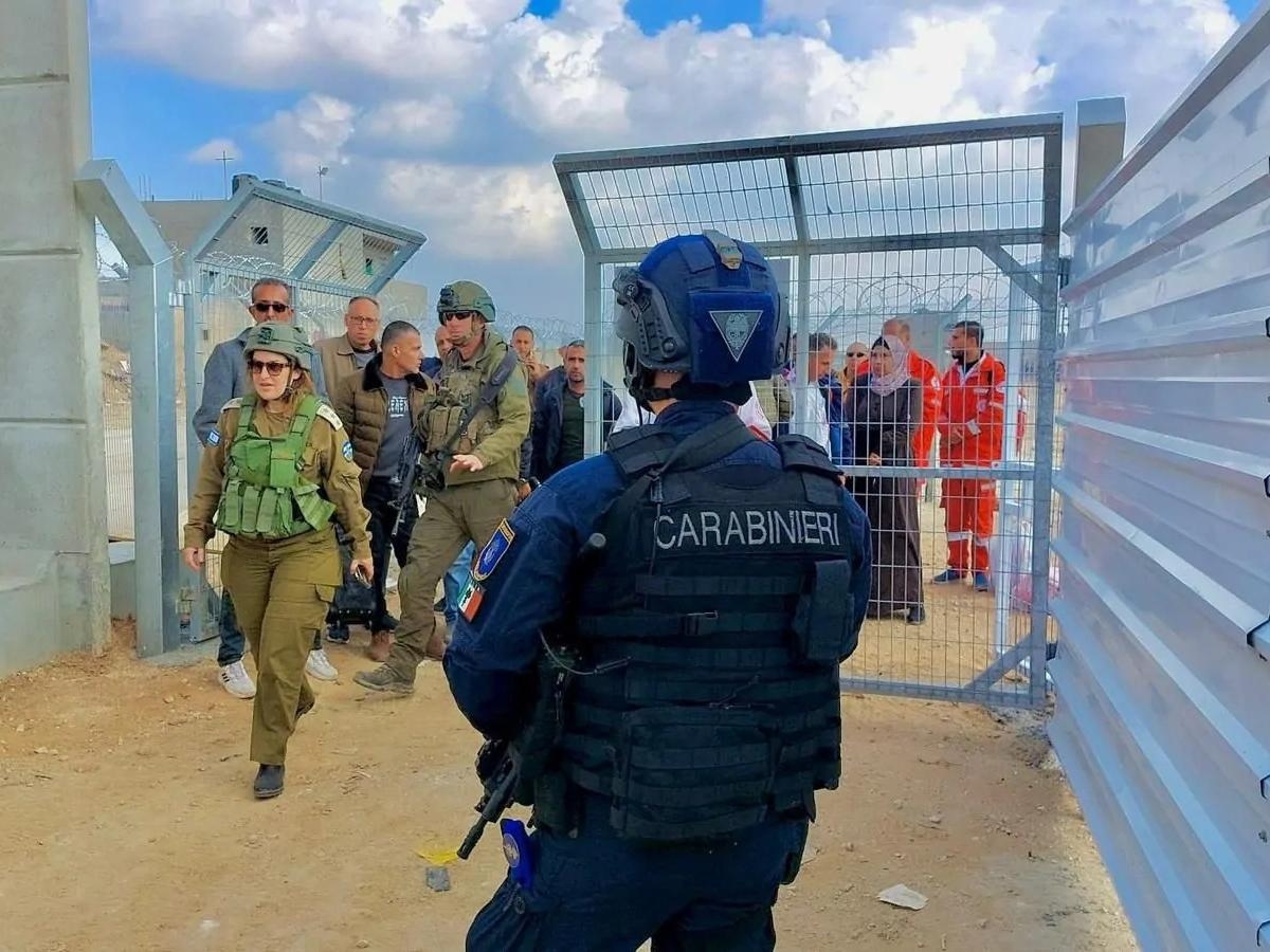 Due carabinieri fatti inginocchiare da un colono armato: Roma protesta