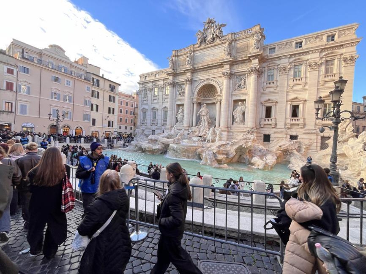 Fontana di Trevi: pronti corsie e steward, ma il ticket di due euro rischia di slittare (forse a marzo)