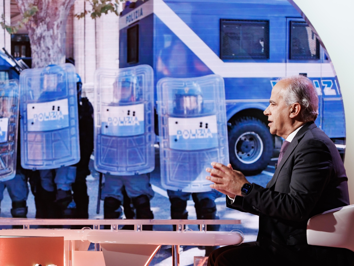 Ice in Italia, opposizioni all'attacco. Il chiarimento del Viminale: «Non sono il braccio operativo ma investigatori»