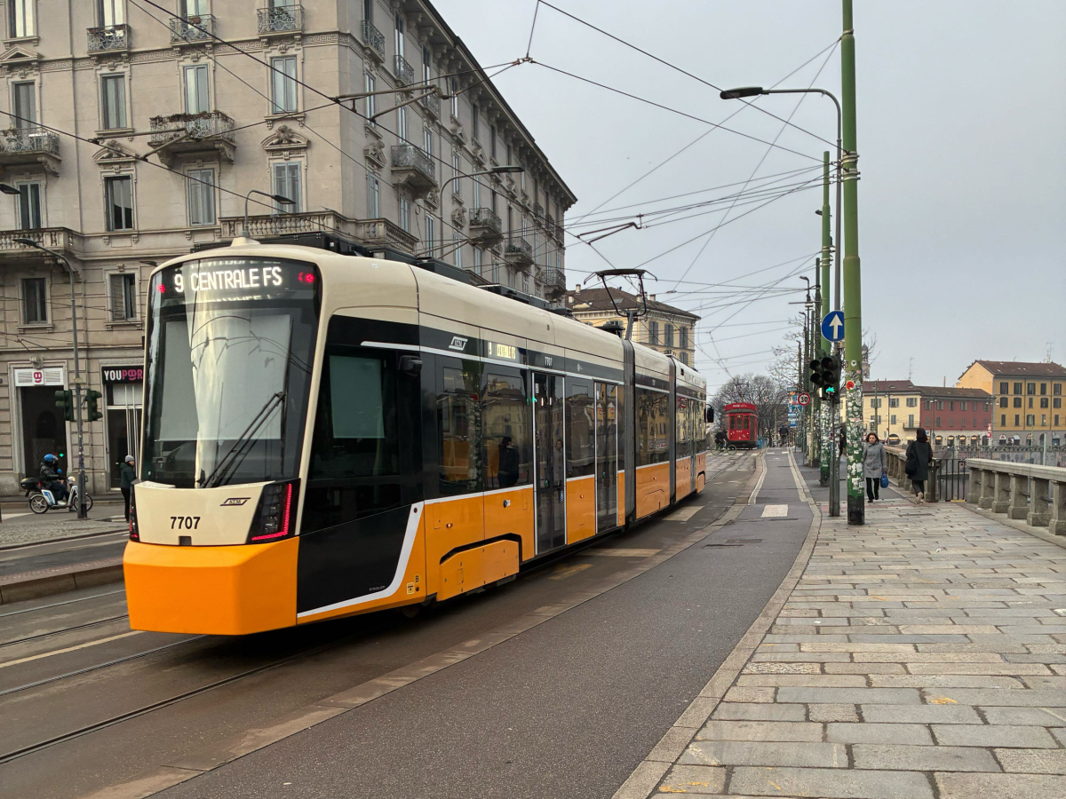 Milano, i nuovi tram sono già in strada: debutta il Tramlink bidirezionale. E il 9 (linea simbolo della città) osserva il futuro