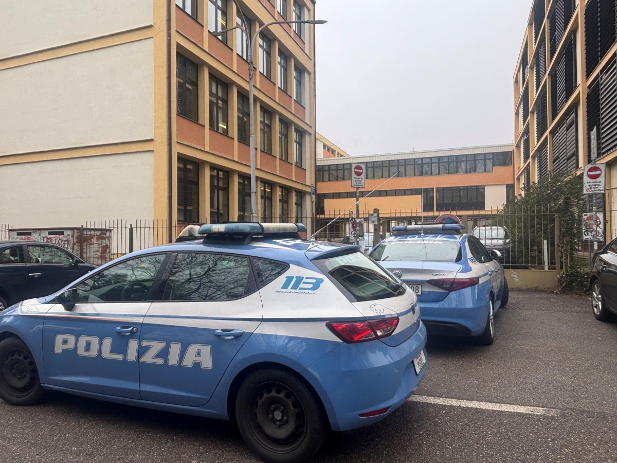 Varese, studente di 14 anni ferito con un coltello nei bagni della scuola. Un compagno portato in questura. «Giocavano, non è aggressione»