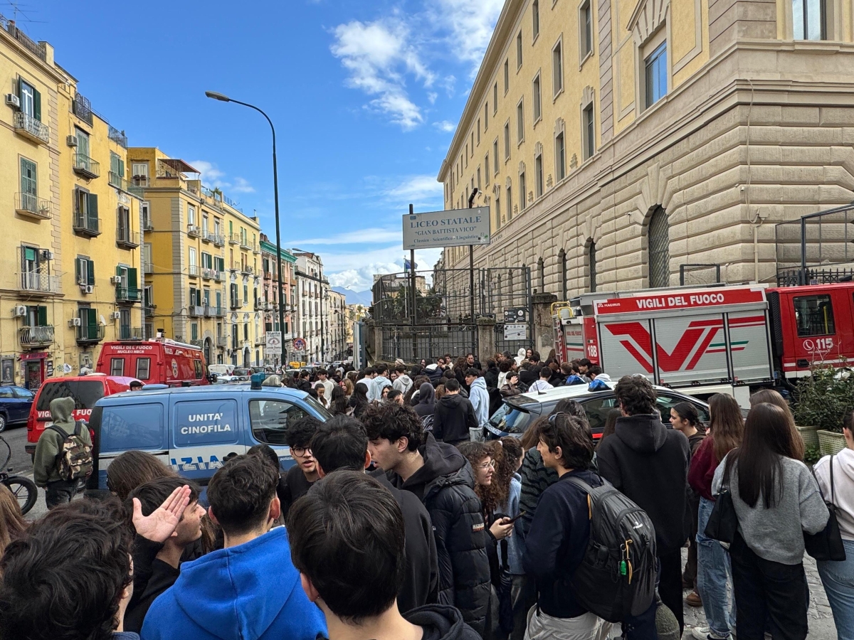 «Allarme bomba» al liceo Giambattista Vico di Napoli, scuola evacuata. Sopralluogo delle forze dell'ordine: ma l'ordigno non c'è