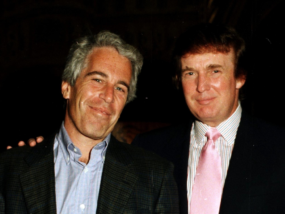 epstein files svaniti i documenti su una donna che accusava trump diceva di essere stata molestata quando era minorenne