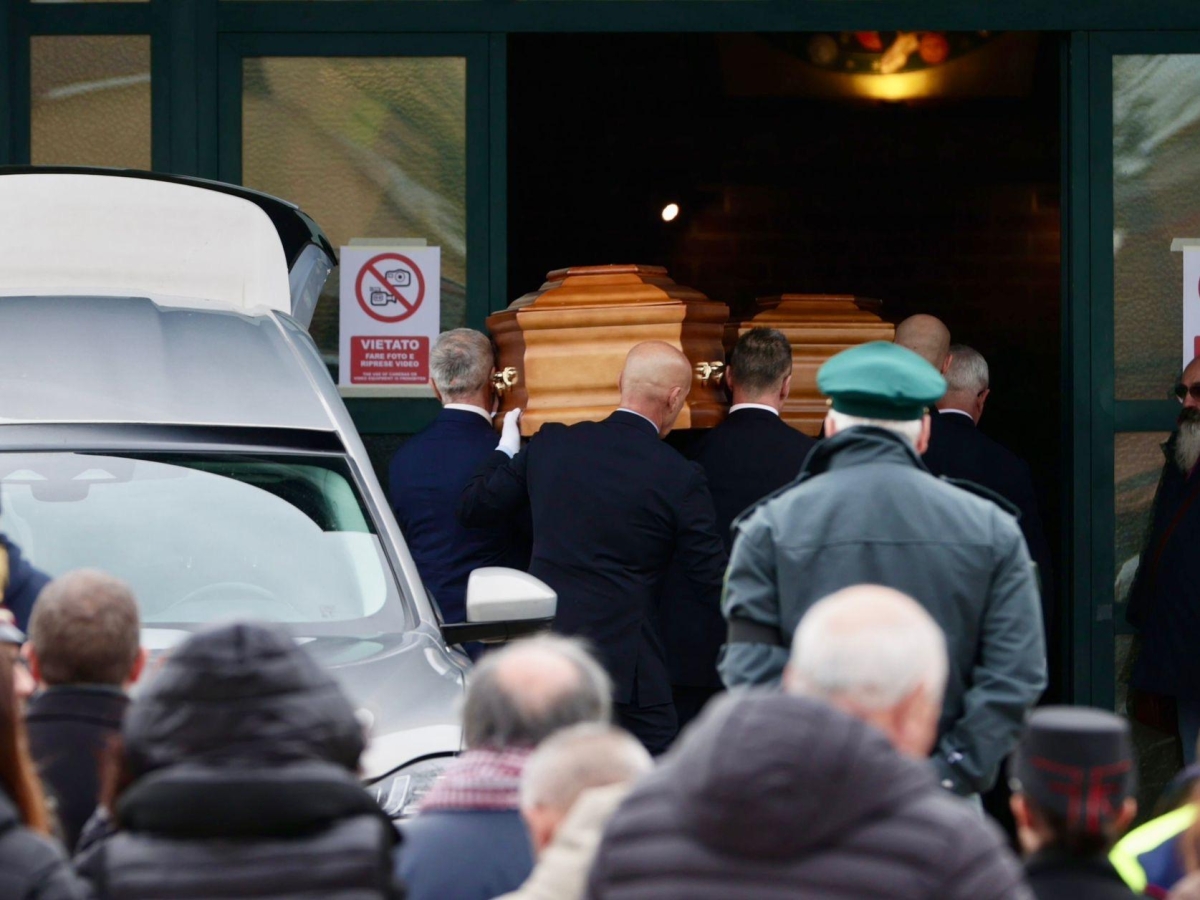 Anguillara, oggi i funerali dei genitori di Claudio Carlomagno: un lungo applauso per l'ultimo saluto. Il parroco: «Ora silenzio»