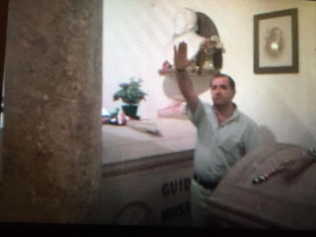 Mola di Bari, il consigliere comunale (di centrosinistra) Giuseppe Calabrese fa il saluto fascista sulla tomba di Mussolini. Poi le scuse