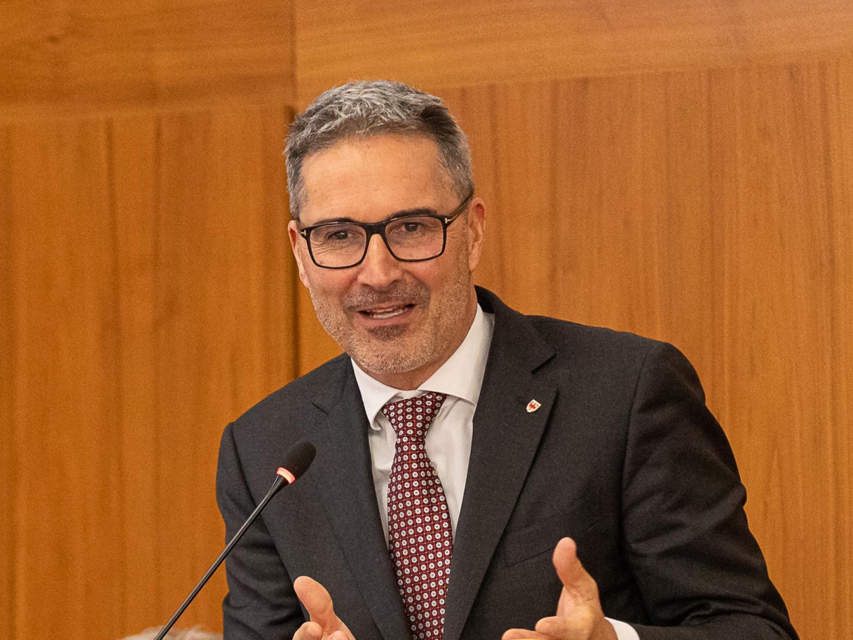 A Bolzano il corteo dell'estrema destra, il presidente Kompatscher si schiera con la contro-manifestazione: «Remigrazione significa deportazione»