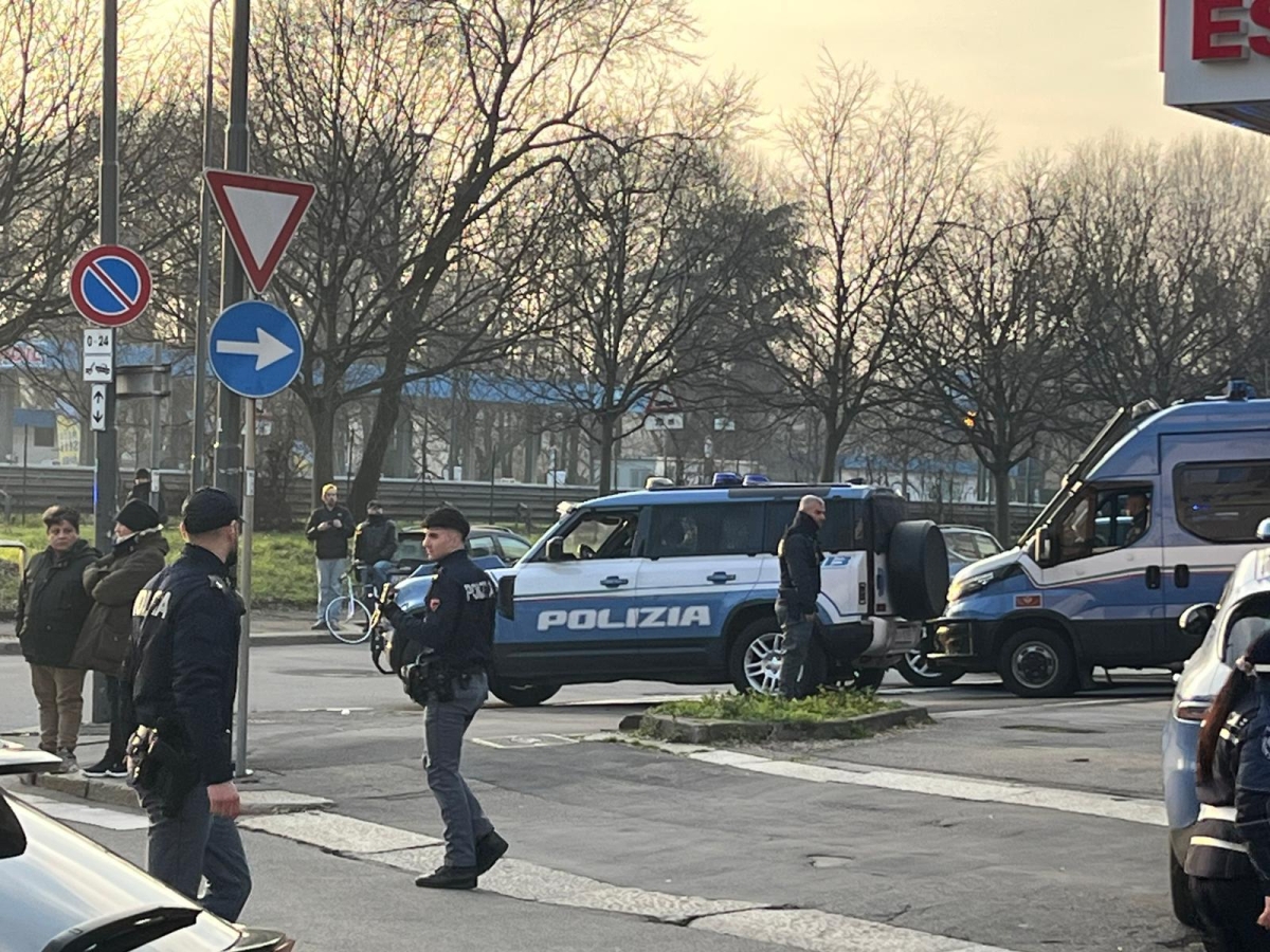 milano sparatoria tra polizia e rapinatore a rogoredo l uomo 232 grave aveva esploso tre colpi contro gli agenti che volevano fermarlo da Xml2.corriere.it milano sparatoria tra polizia e rapinatore a rogoredo l uomo 232 grave aveva esploso tre colpi contro gli agenti che volevano fermarlo