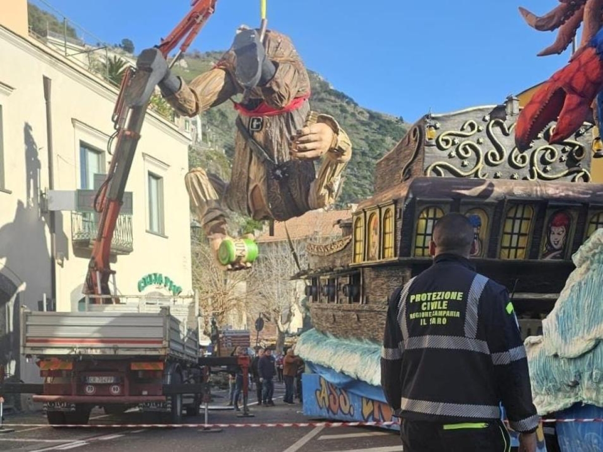 Carnevale di Sarno, figura di carro allegorico crolla sul pubblico: tre feriti tra i quali una bambina