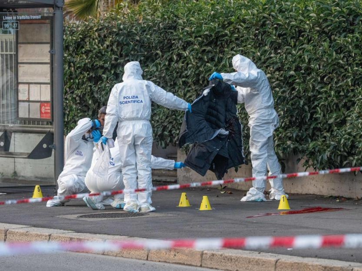 Milano, nuova sparatoria a Rogoredo: aggredisce un vigilante e gli ruba la pistola, poi fa fuoco sugli agenti. Colpito alla testa, è in fin di vita