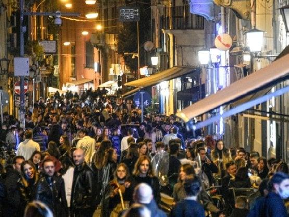 Napoli, controlli ai locali notturni: sequestrata per sovraffollamento storica discoteca sul Lungomare