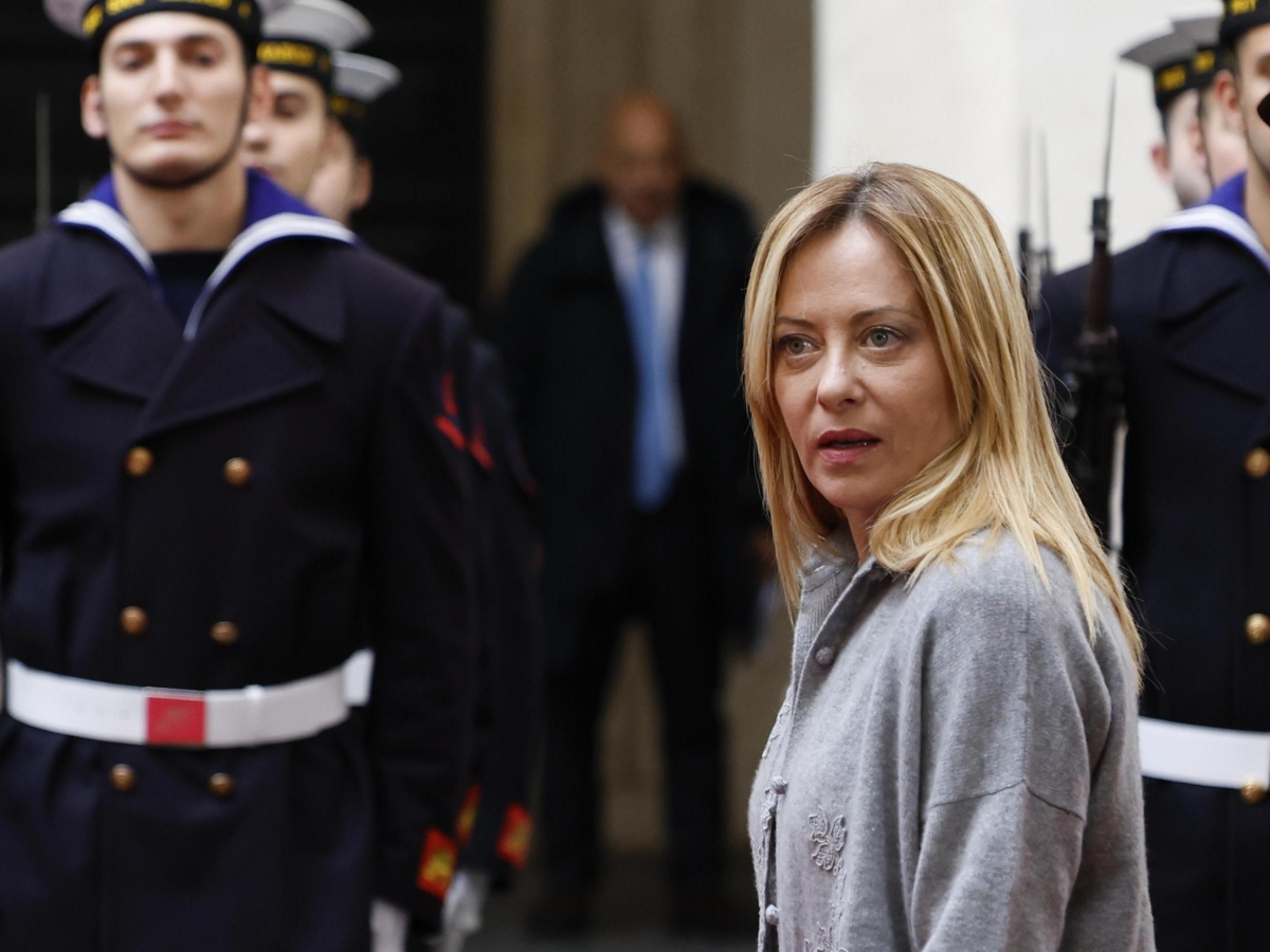 Decreto sicurezza: scudo penale per gli agenti, stretta sui coltelli e fermo preventivo. Meloni all