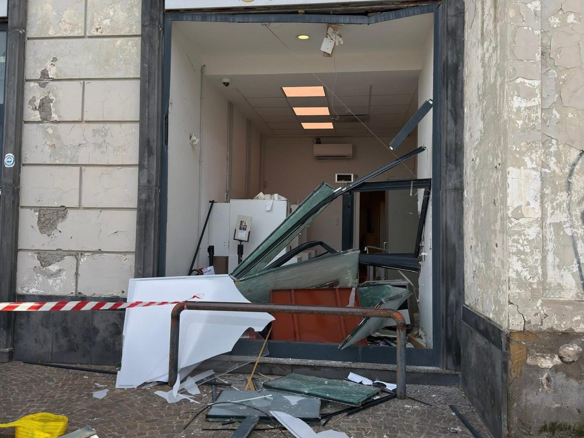 Pozzuoli, assalto alla banca durante la notte: con il camion sfondano l'ingresso e portano via 300mila euro