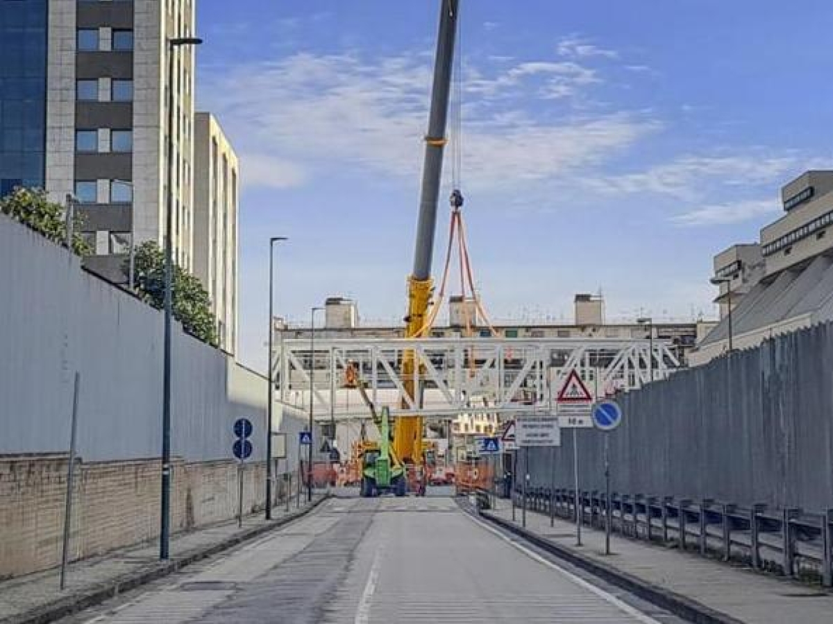 Napoli, si installa il «ponte» pedonale tra Procura e Tribunale. In zona cambia il piano traffico