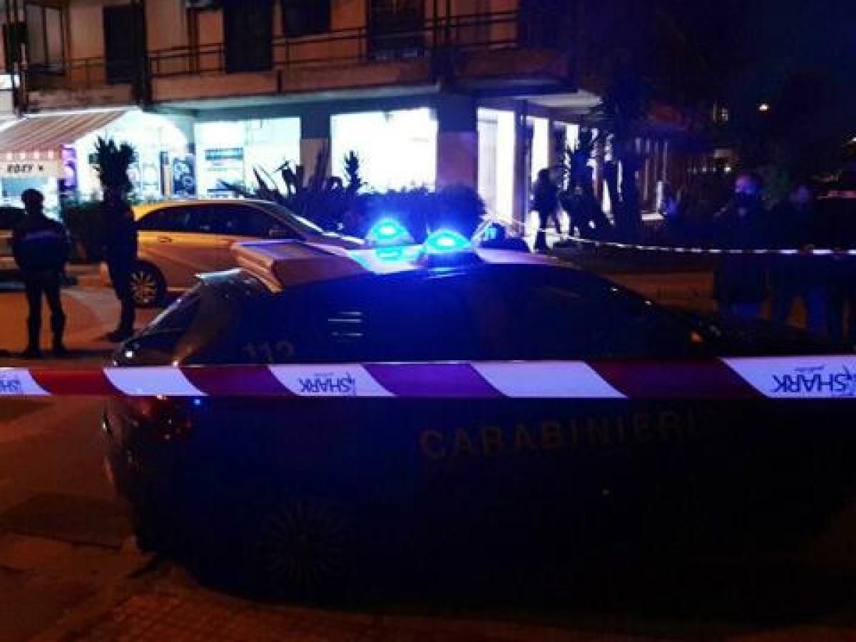 Spari ad Arzano (Napoli), ucciso un cinquantenne. Ferito al braccio un giovane barbiere