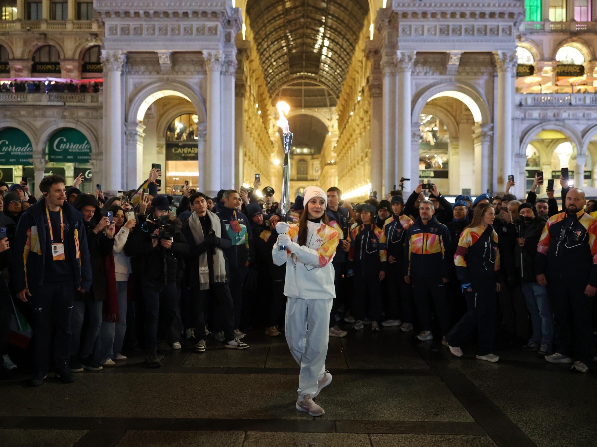 acceso il braciere olimpico in duomo mattarella ai capi di stato lo sport ispiri anche chi governa l abbraccio agli160 azzurri