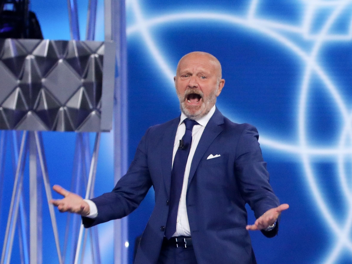 Sanremo, Andrea Pucci rinuncia al Festival: «Inaccettabili gli insulti ricevuti»