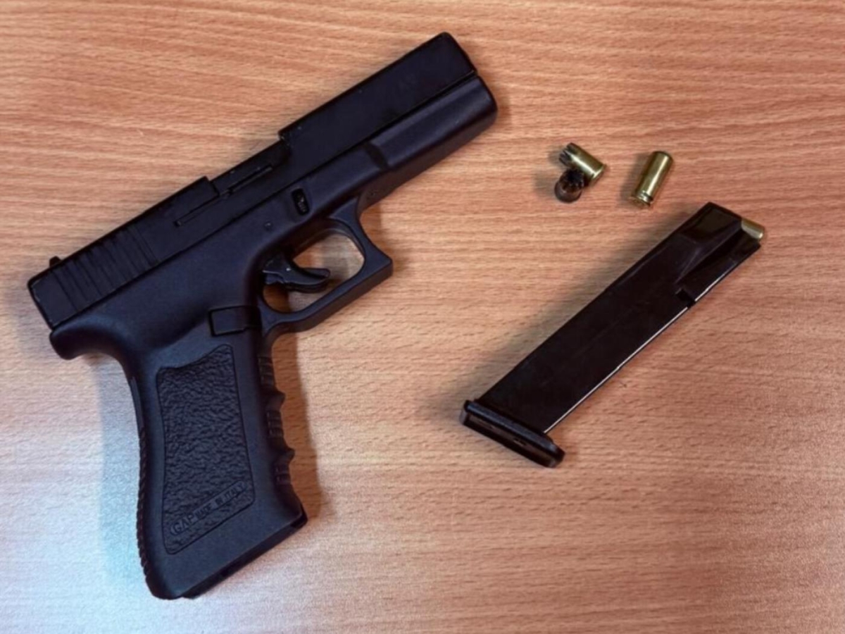 Primavalle, 14enne va a scuola con una pistola finta e la punta su un compagno: «Ti sparo»