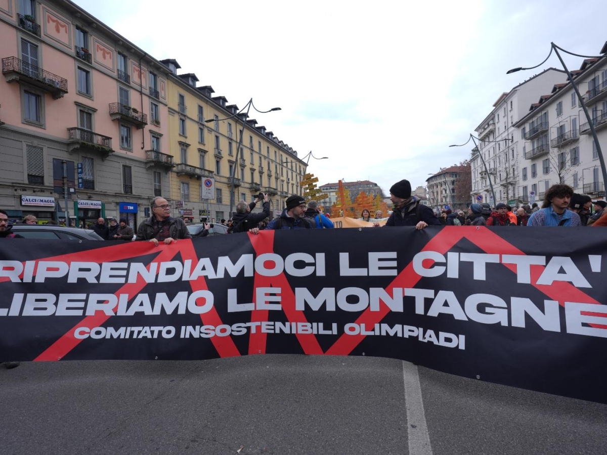 Milano, cinquemila al corteo antagonista:  fumogeni, petardi e fuochi d