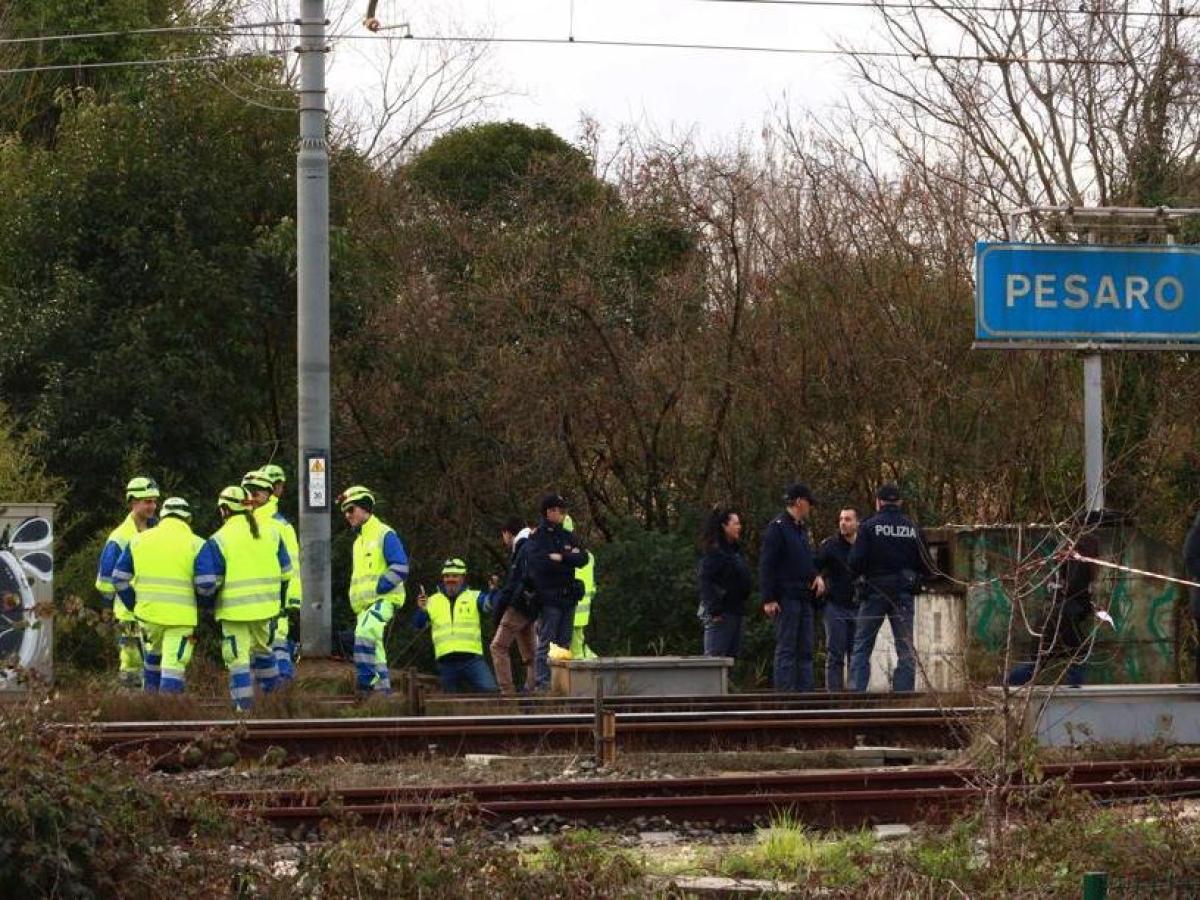 binari sabotati a bologna le analogie con i blitz degli anarchici francesi caccia alle tracce sulla bomba inesplosa