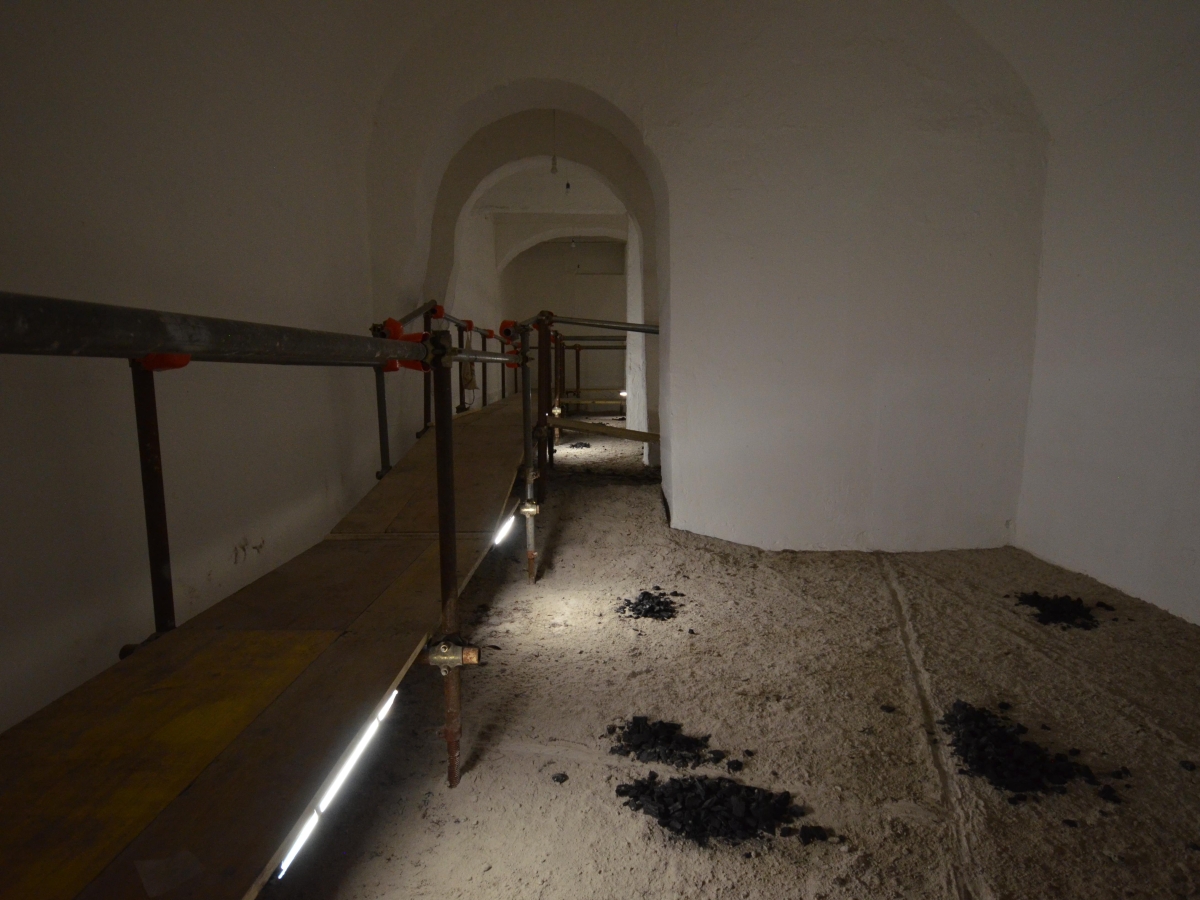 «Cenere», installazione di Ciriaco Campus: la realtà anestetizzata dall'indifferenza e dal distacco emotivo