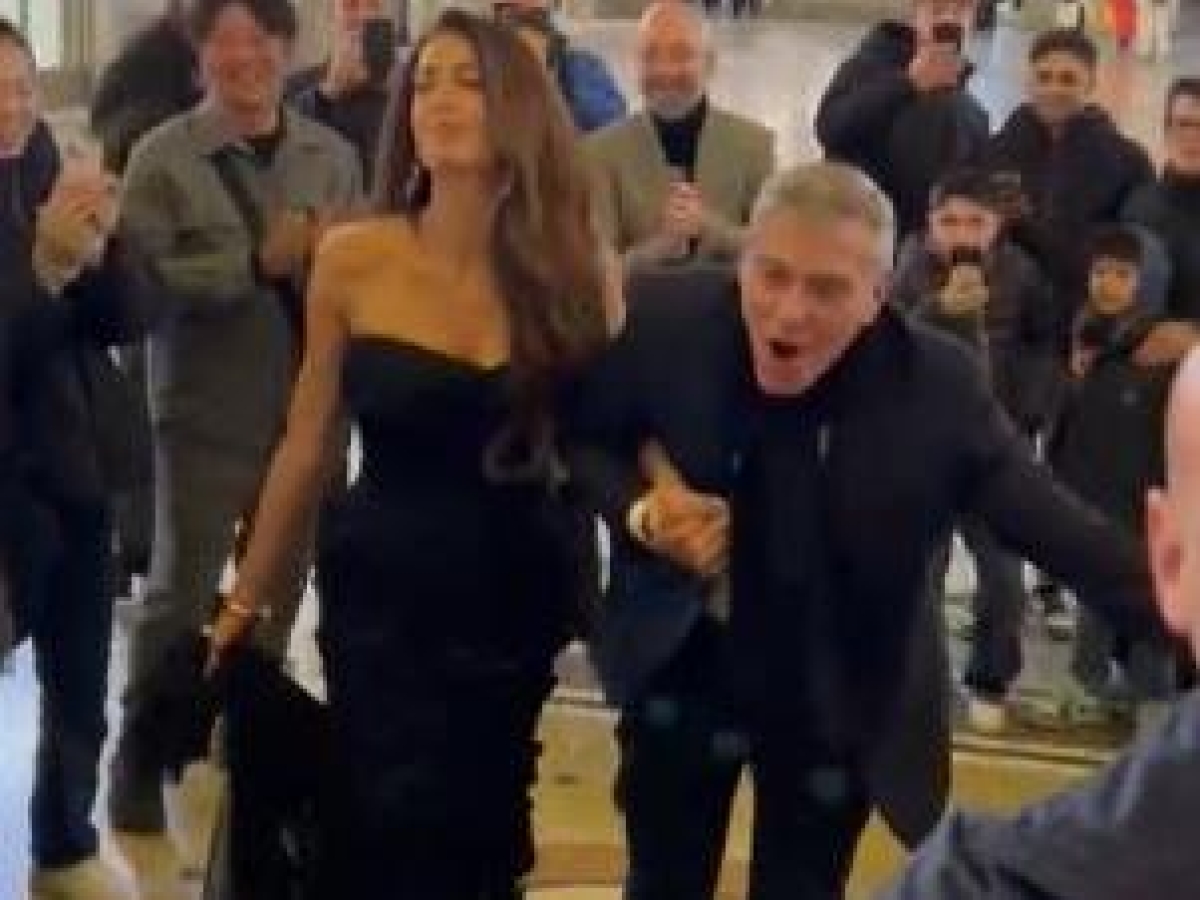 Milano, George e Amal Clooney e il rito del toro in Galleria. La sorpresa dei passanti: «Girate dalla parte sbagliata»