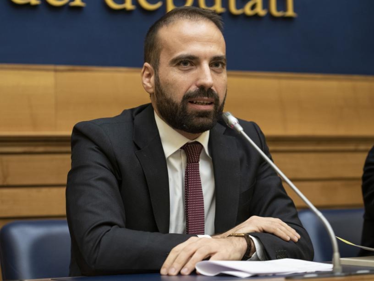 «Mi sembri davvero molto brutto»: il deputato Marattin offende un insegnante di Matera affetto da deformità facciale Poi le scuse