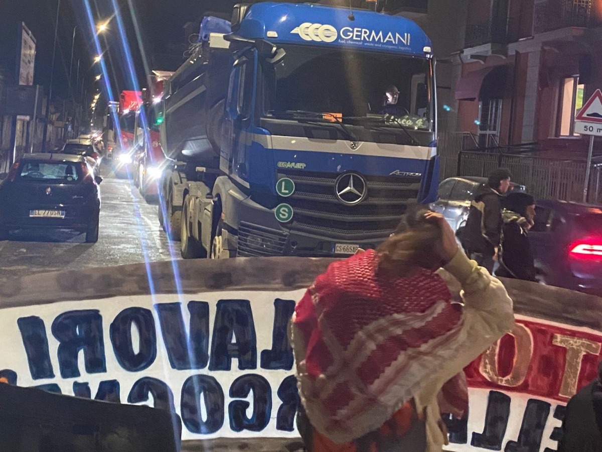 A Bagnoli gli attivisti bloccano ancora i tir diretti al cantiere dell'America's Cup: ecco cosa contestano