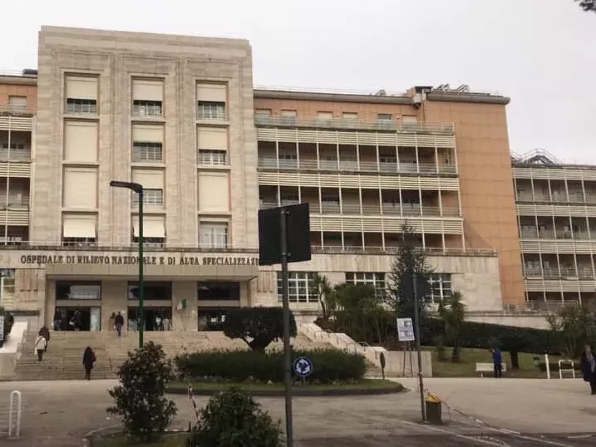 L'inchiesta sul trapianto con il cuore "bruciato" a Napoli: sequestrato il contenitore per il trasporto dell'organo. Il ministero e Fico mandano ispettori al Monaldi