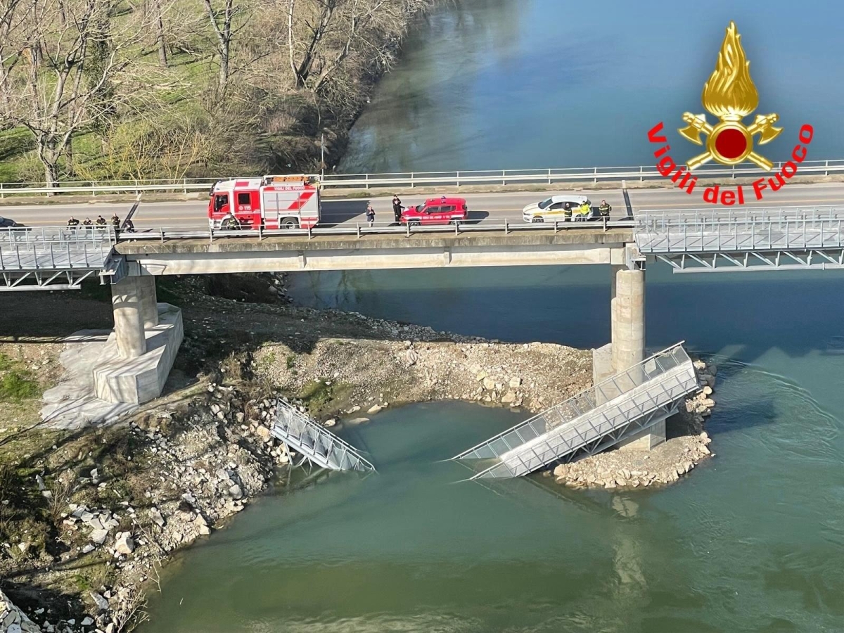 Maccastorna, il ponte pedonale pagato 4 milioni di euro (e atteso da anni) crolla prima di essere aperto: durante il collaudo è sprofondato nell'Adda