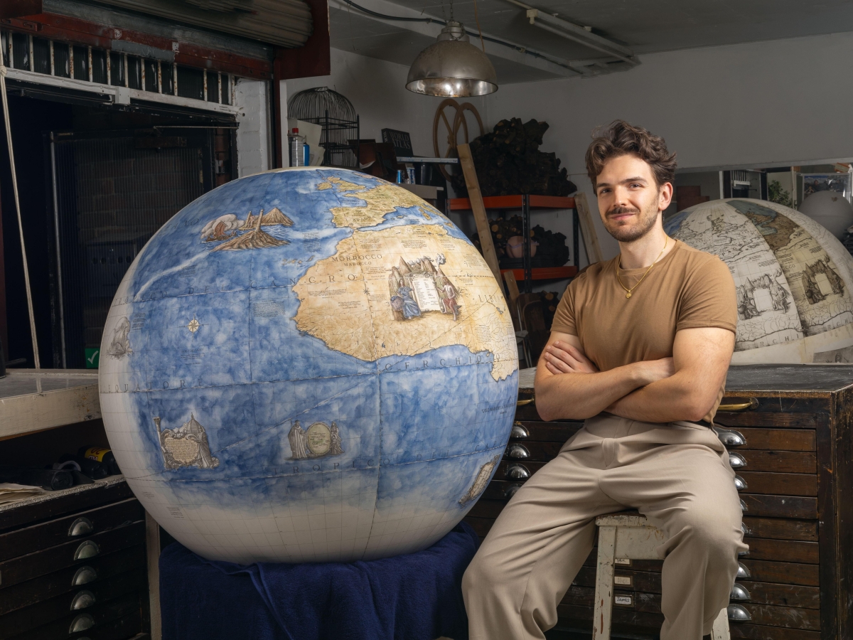 Leonardo Frigo, 32 anni, il «signore» dei mappamondi. Per una sua opera si spendono anche 190 mila euro e ci vogliono tre anni d'attesa