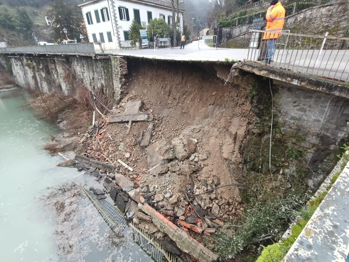 Bagni di Lucca, cede il muro e il marciapiede sopra il torrente Lima: tanta paura ma nessun ferito