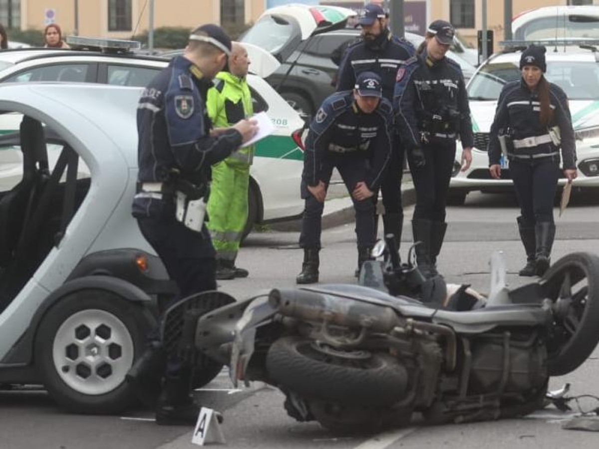 Milano, morto motocilista vittima dello scontro tra una microcar «Twizy» e uno scooter. Andrea Curti aveva 52 anni, inutile la corsa in ospedale